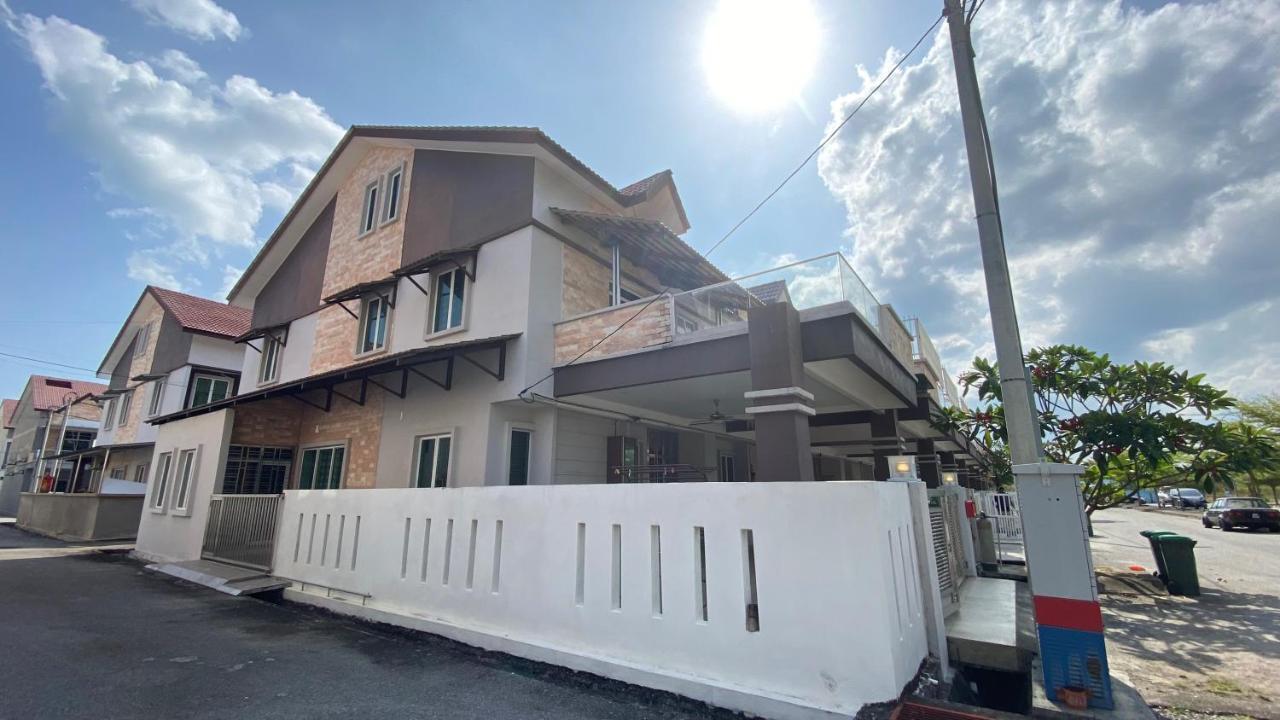 Simfoni Families Suite Kuah Esterno foto